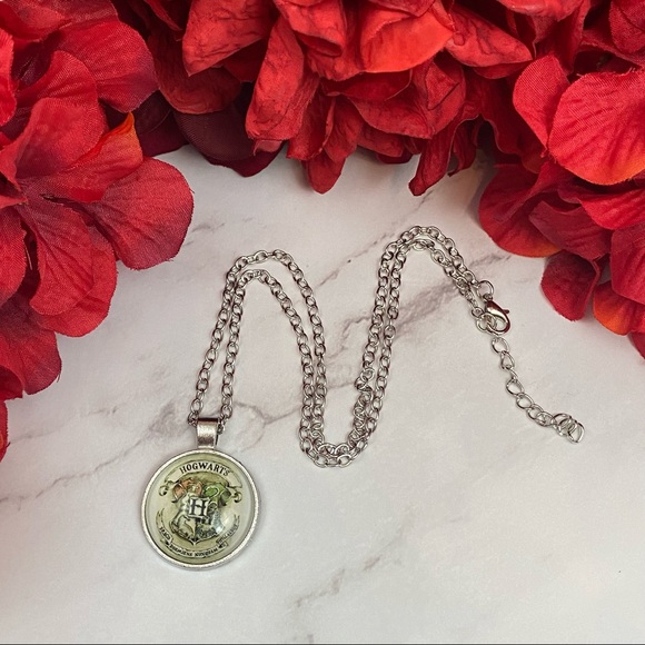 Harry Potter Hogwarts Vintage House Crest Pendant - Picture 2 of 12
